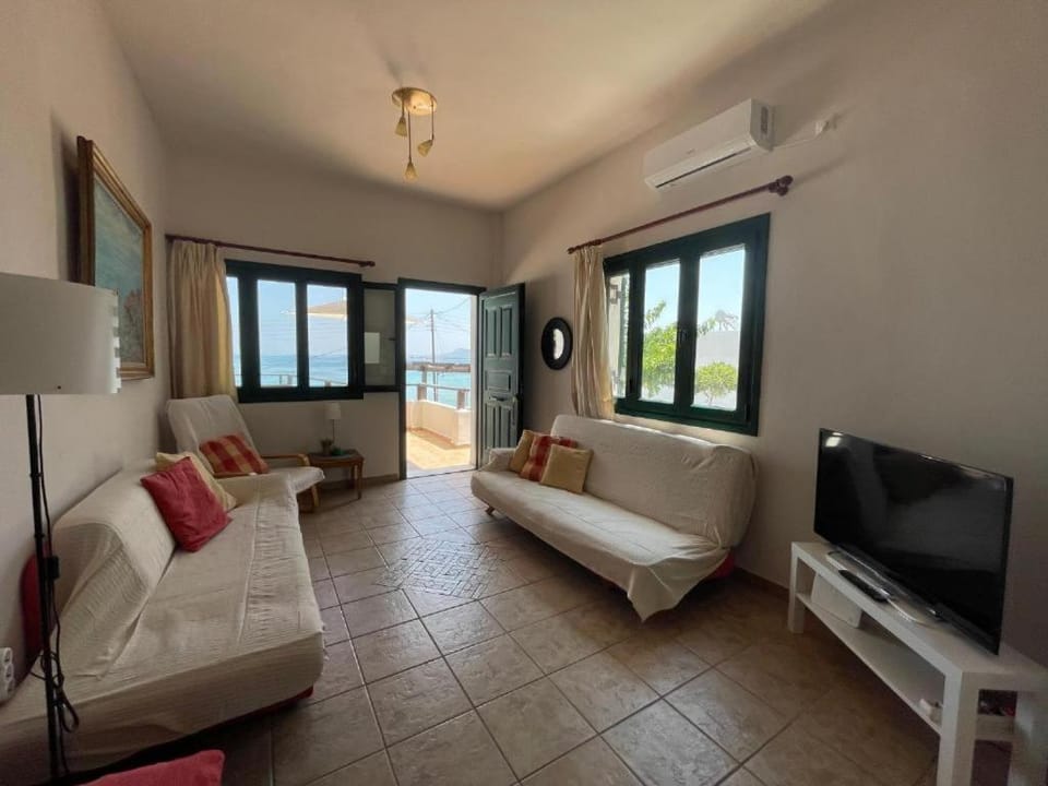TV and multimedia, View (from property/room), Living room, Seating area, Sea view