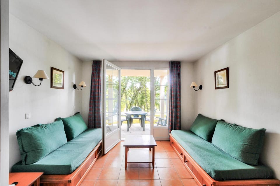 Bed, Living room, furniture