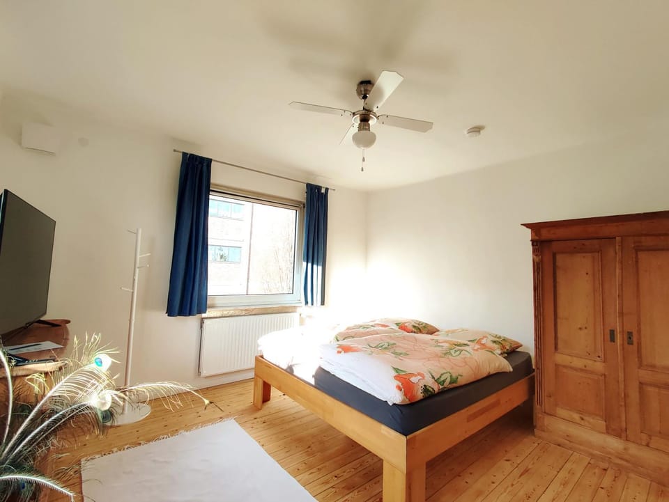 Photo of the whole room, Bedroom