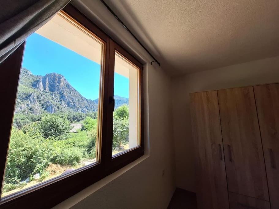Bedroom, Mountain view