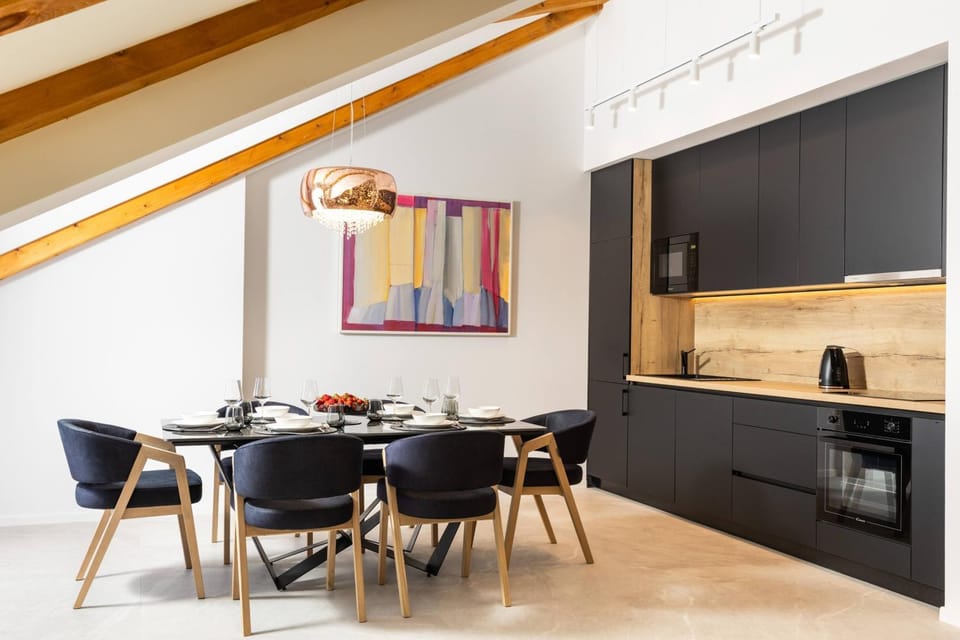 Kitchen or kitchenette, Dining area