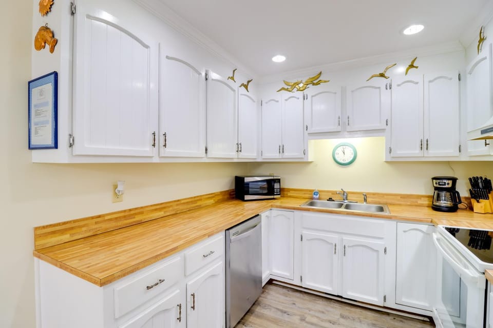 Oceanfront Carolina Beach Condo, Steps to Shore! House in Carolina Beach