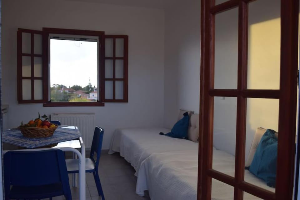 Bed, Dining area