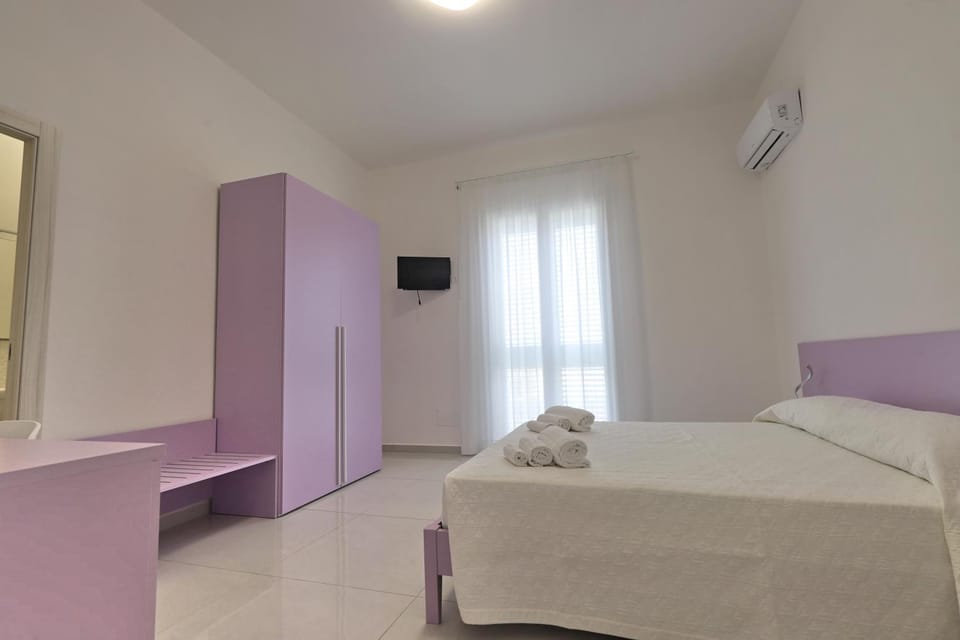 Bed, TV and multimedia, Photo of the whole room, Bedroom, towels, air conditioner