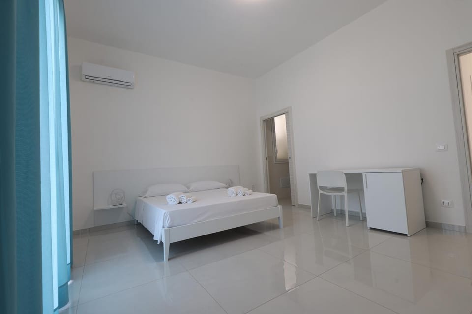 Bed, Photo of the whole room, Bedroom, air conditioner