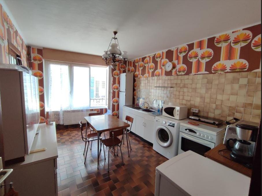 Kitchen or kitchenette, Dining area, stove, toaster, washing machine