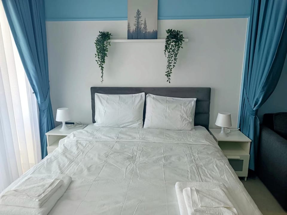 Bed, towels