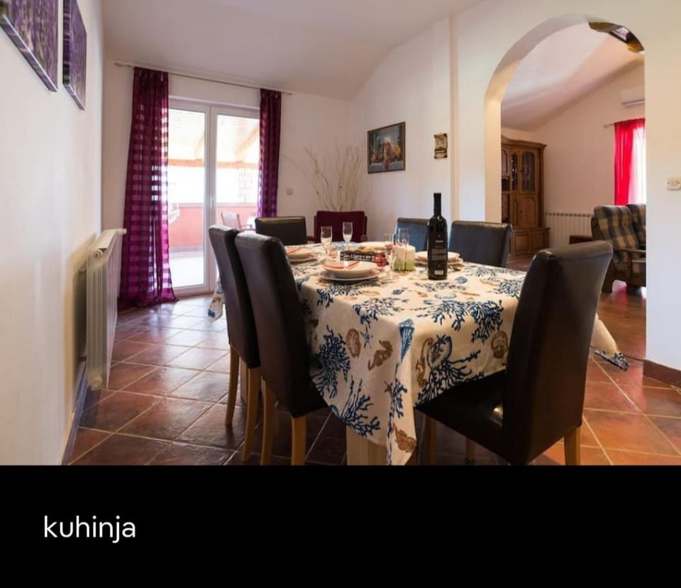 Seating area, Dining area