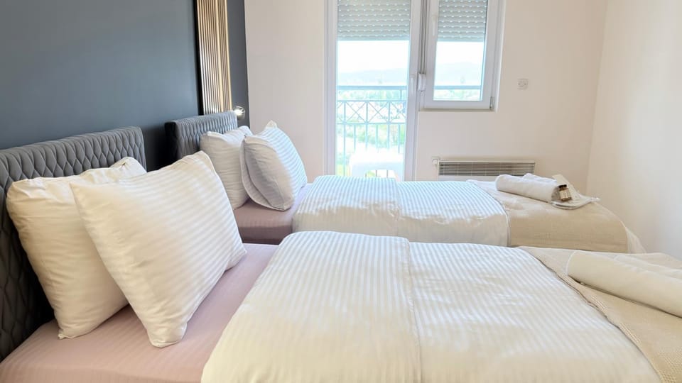 Bed, Balcony/Terrace, Bedroom