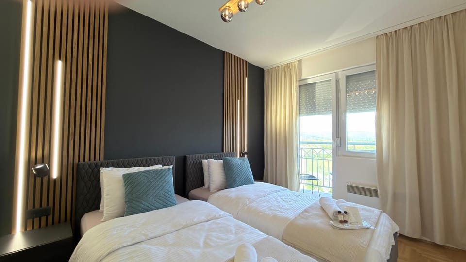 Bed, Balcony/Terrace, Photo of the whole room, Bedroom