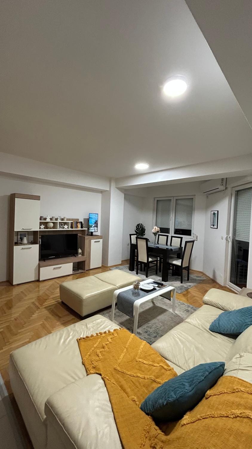 TV and multimedia, Living room, Seating area, Dining area