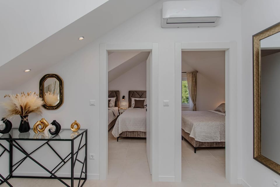 Bed, Photo of the whole room, Bedroom, air conditioner