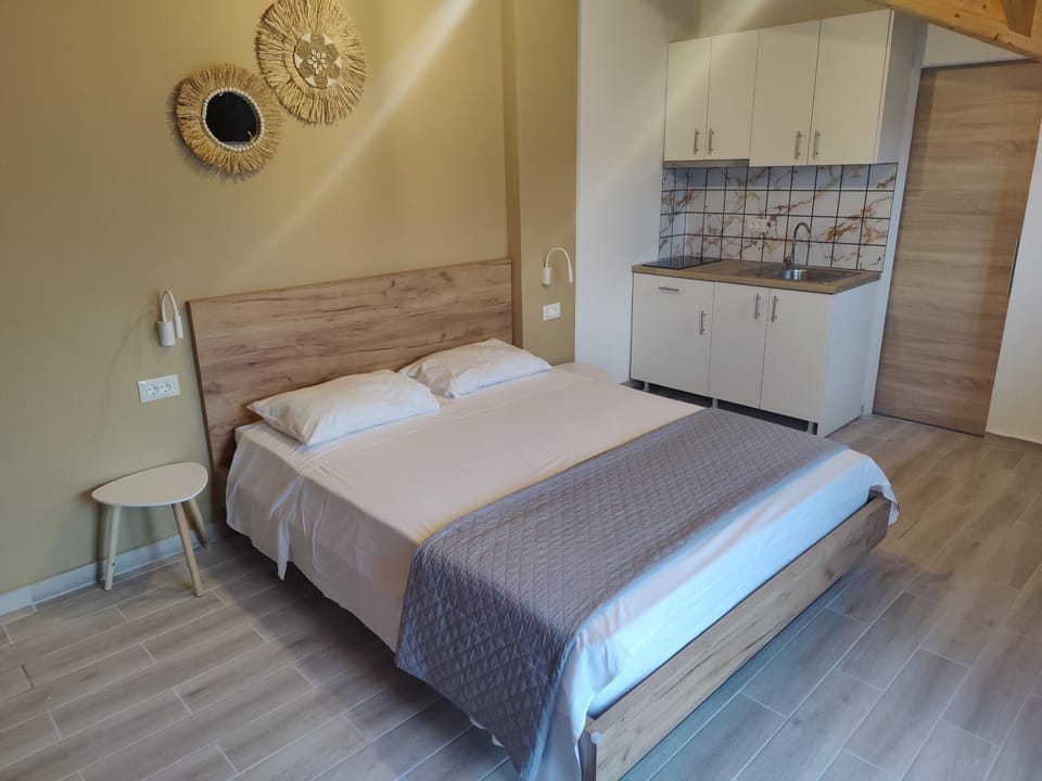 Bed, Kitchen or kitchenette, Bedroom