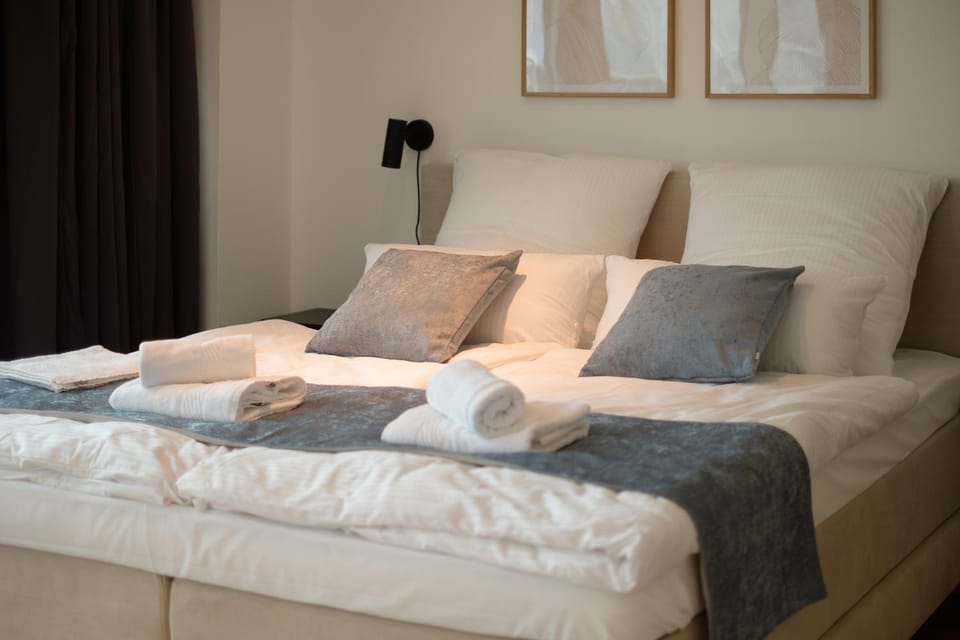 Bed, Photo of the whole room, Bedroom, towels