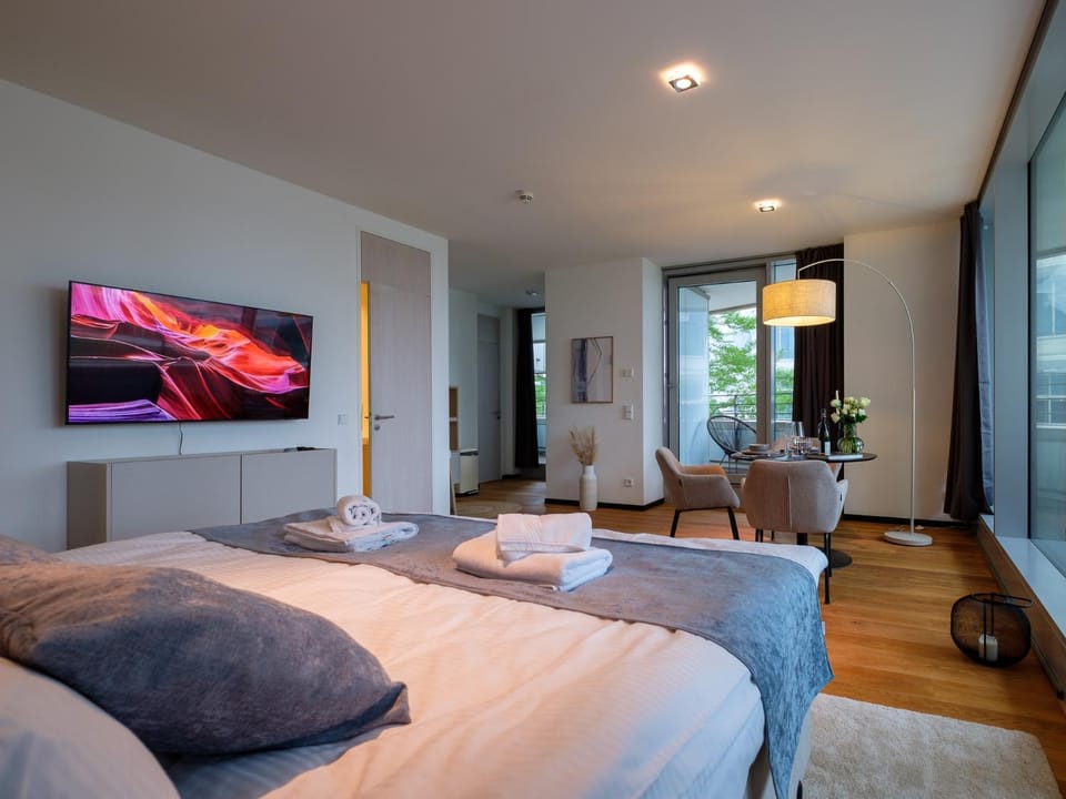 Bed, TV and multimedia, Living room, Photo of the whole room, Seating area, Bedroom, towels