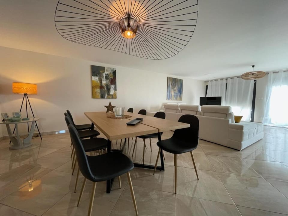 Seating area, Dining area