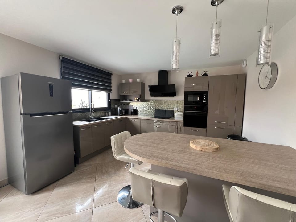 Coffee/tea facilities, Kitchen or kitchenette, Dining area, Pool view, dishwasher, microwave, oven, stove, toaster