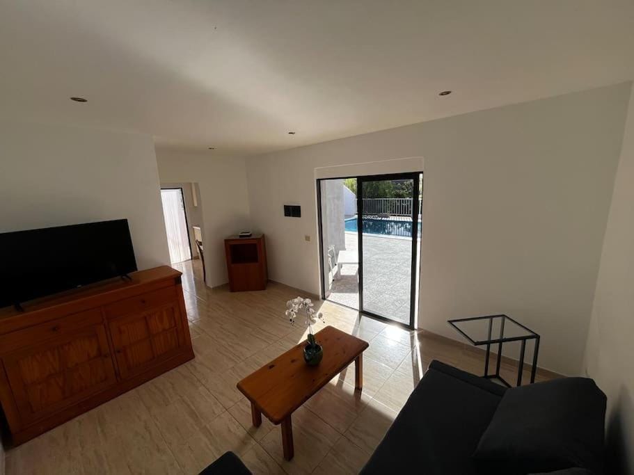 Communal lounge/ TV room, TV and multimedia, Living room, Evening entertainment