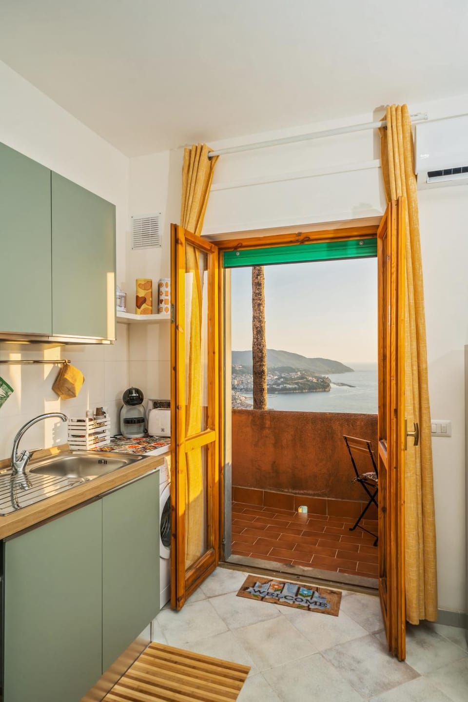 Kitchen or kitchenette, Dining area, Sea view