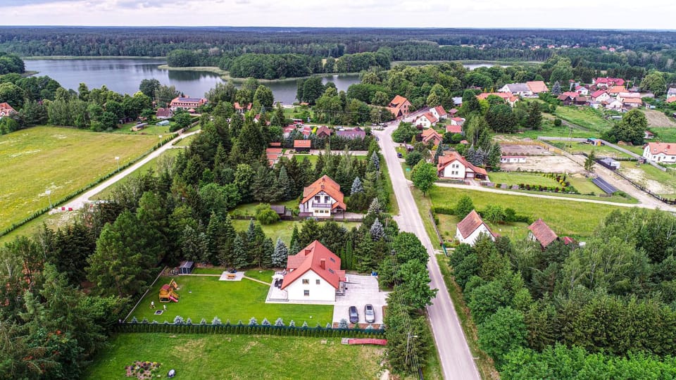 Property building, Nearby landmark, Neighbourhood, Natural landscape, Bird's eye view, City view, Lake view, Street view, Location