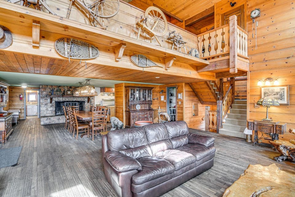 Game Room and Hot Tub Serene Grand Mountain Chalet! House in Kingsbury