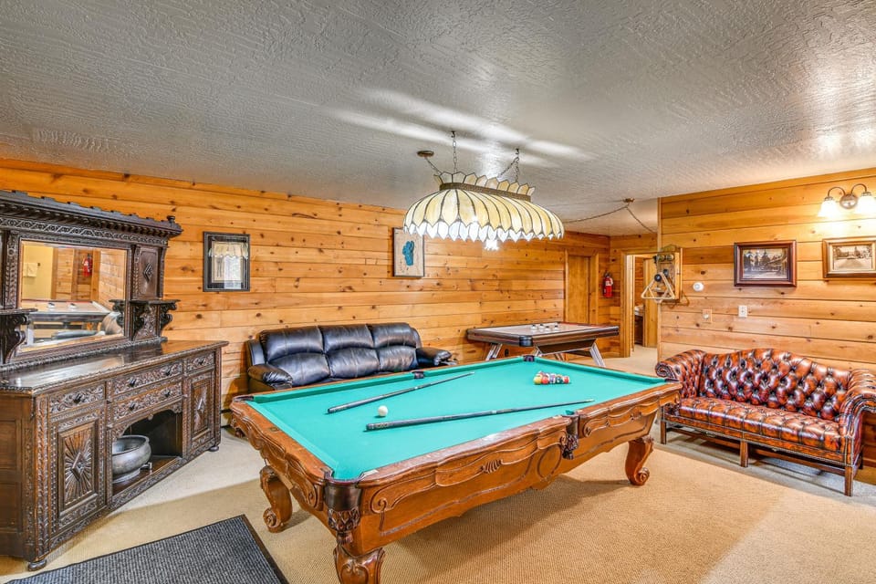 Game Room and Hot Tub Serene Grand Mountain Chalet! House in Kingsbury