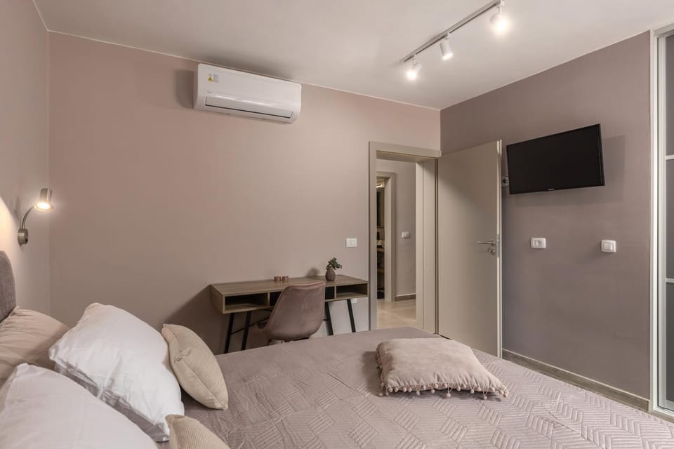 Bed, Bedroom, air conditioner