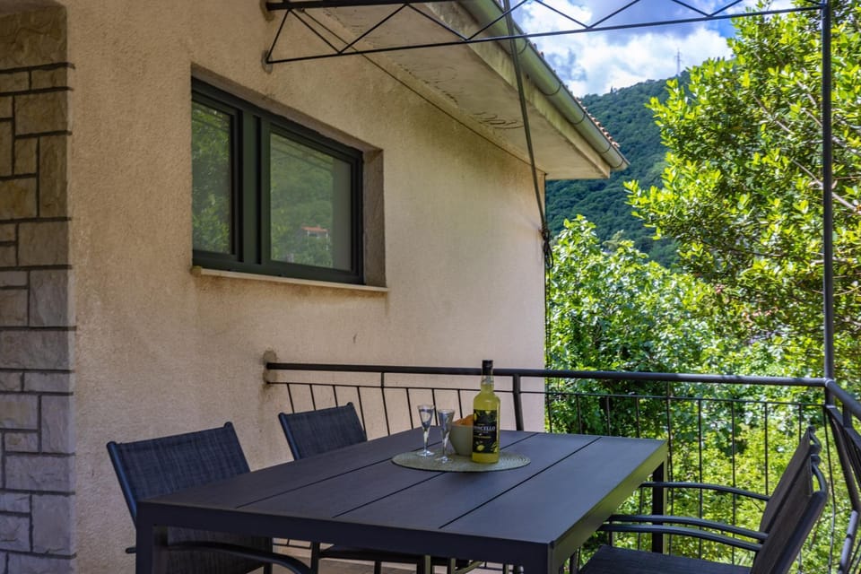 Property building, Natural landscape, Balcony/Terrace, Dining area