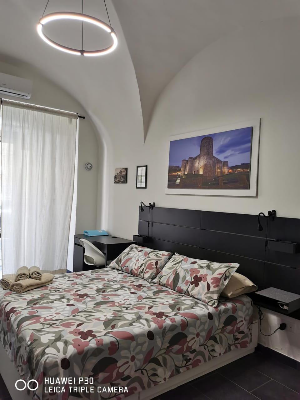 Bed, Photo of the whole room, Bedroom, Quiet street view
