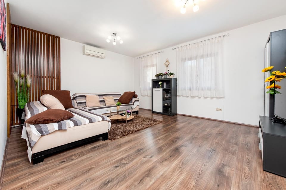 TV and multimedia, Living room, air conditioner