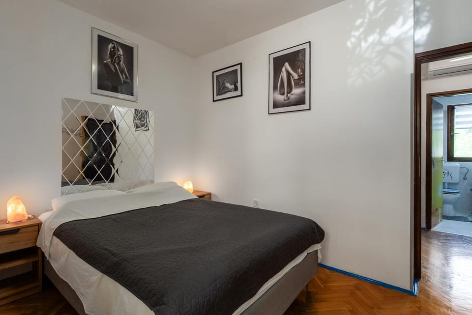 Photo of the whole room, Bedroom
