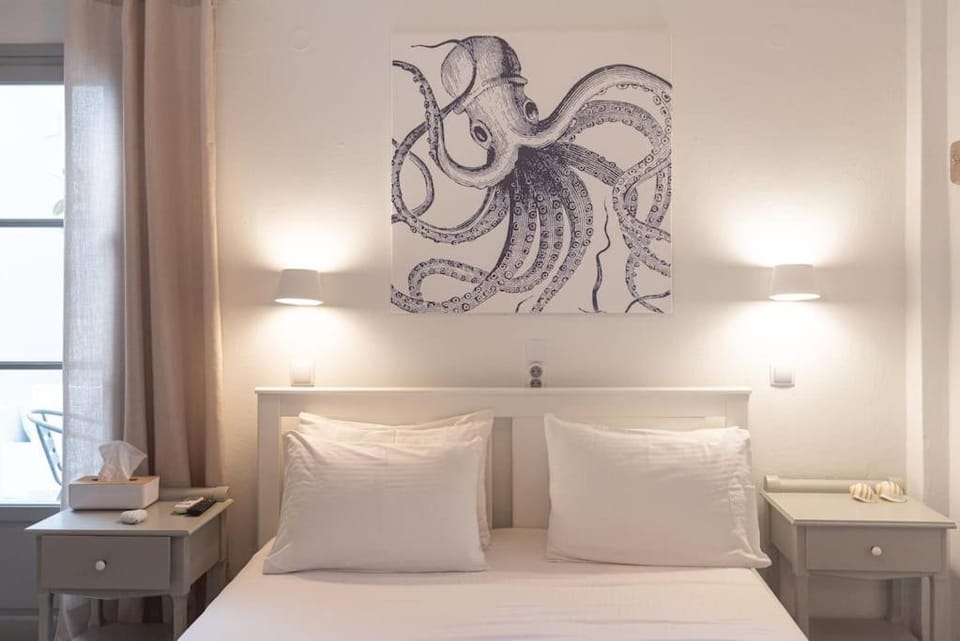 Bed, Photo of the whole room, Decorative detail, Bedroom