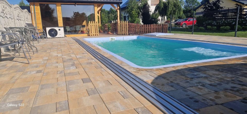 Day, Pool view