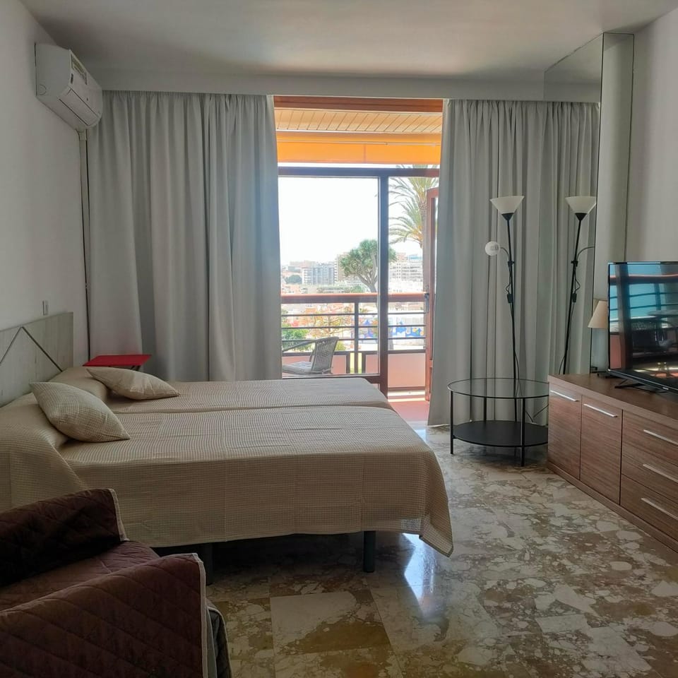 Bed, TV and multimedia, Living room, Bedroom, air conditioner