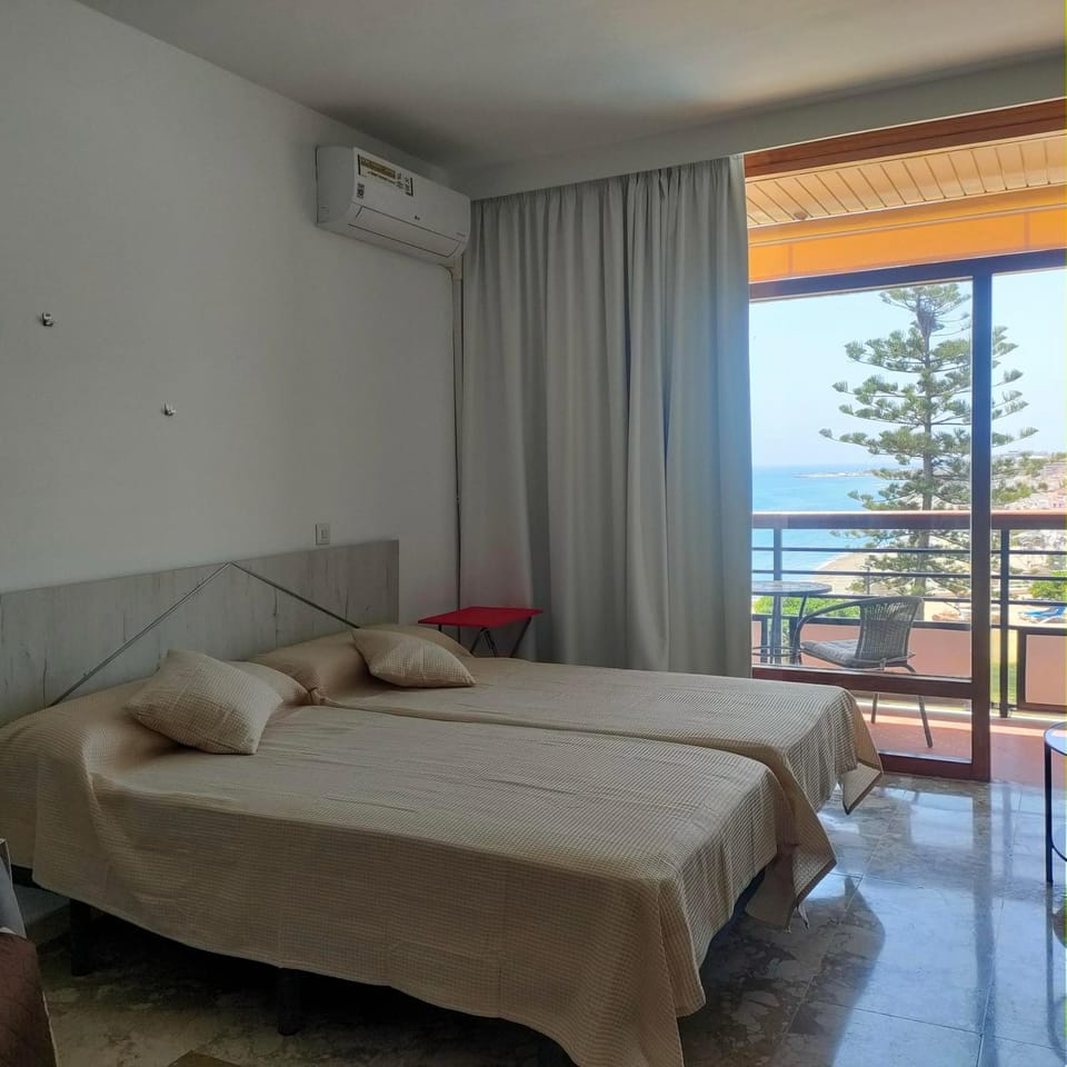 Bed, Photo of the whole room, air conditioner