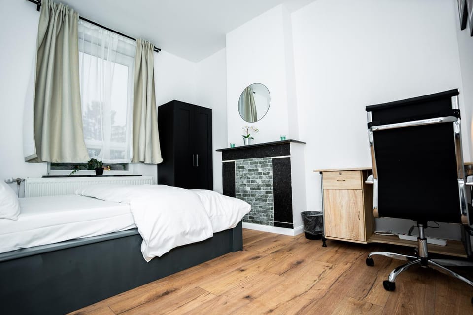 Chambre R1 avec salle de bain partagée près de l'hôpital de la Citadelle à Liège Vacation rental in Liège