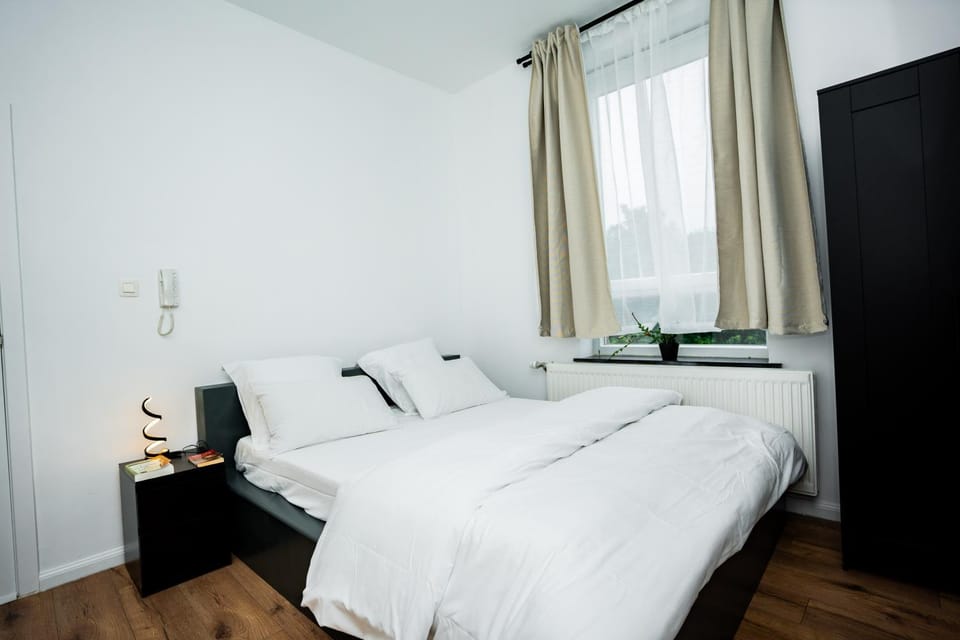 Chambre R1 avec salle de bain partagée près de l'hôpital de la Citadelle à Liège Vacation rental in Liège