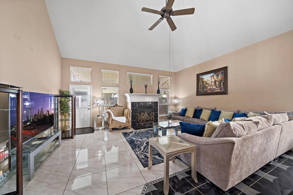 Katy Retreat BBQ Yard Game Room Sleeps 16 House in Houston