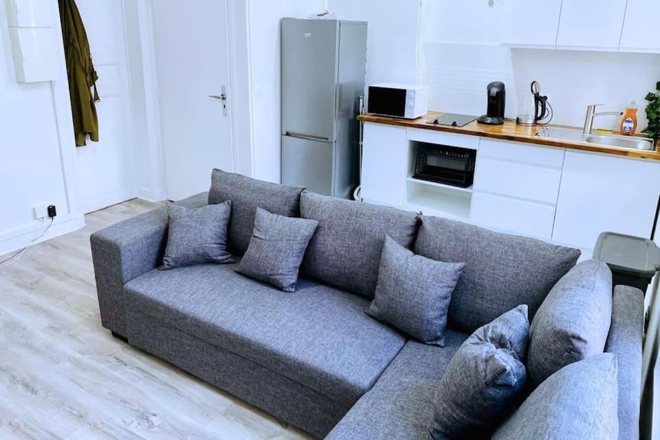 Coffee/tea facilities, Kitchen or kitchenette, Living room, Seating area, Dining area, stove