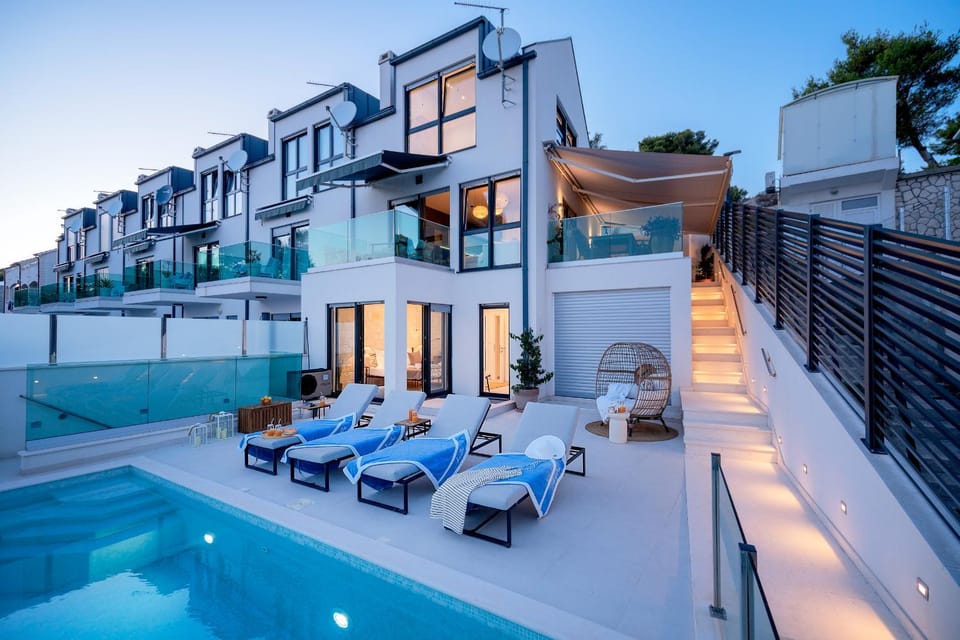 Property building, Balcony/Terrace, Swimming pool, sunbed
