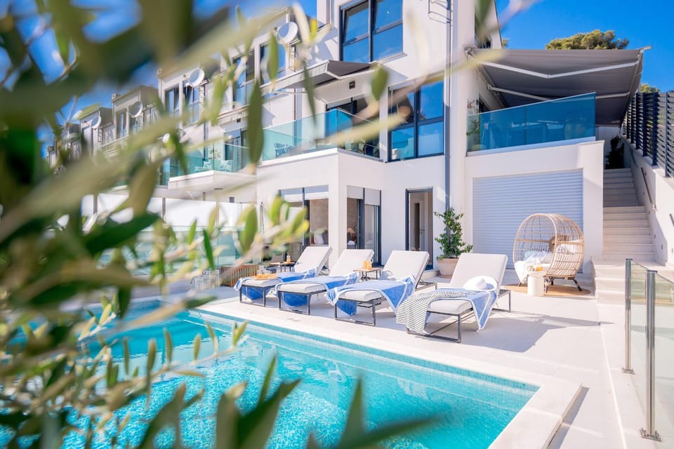 Balcony/Terrace, Swimming pool, sunbed
