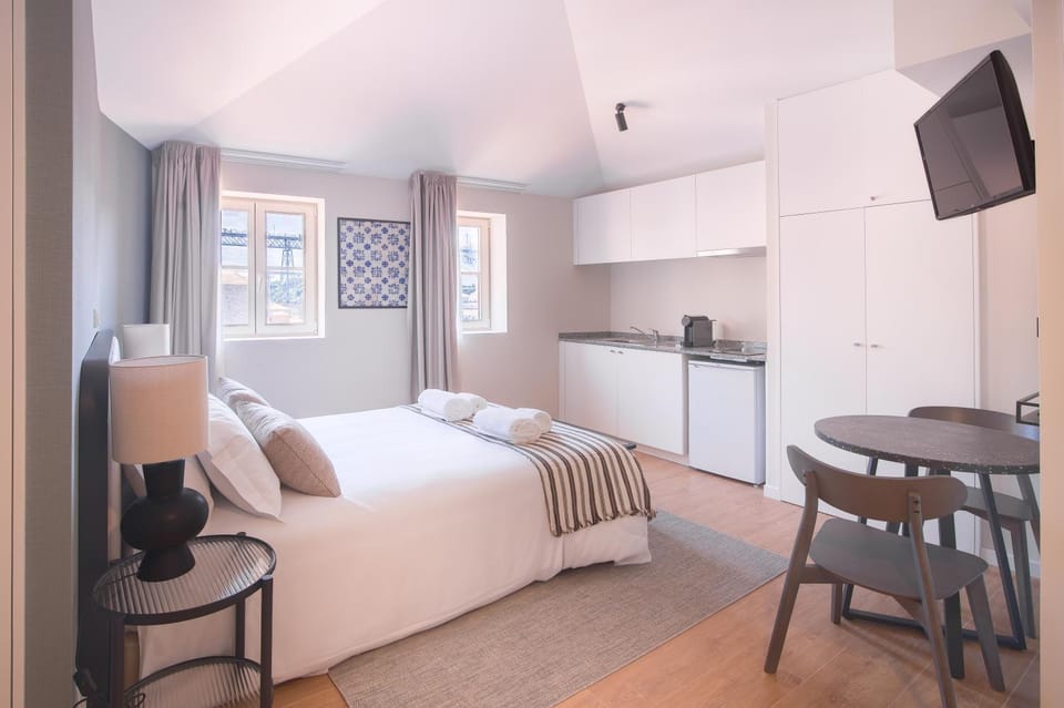 Bed, Kitchen or kitchenette, Photo of the whole room, Dining area, Bedroom