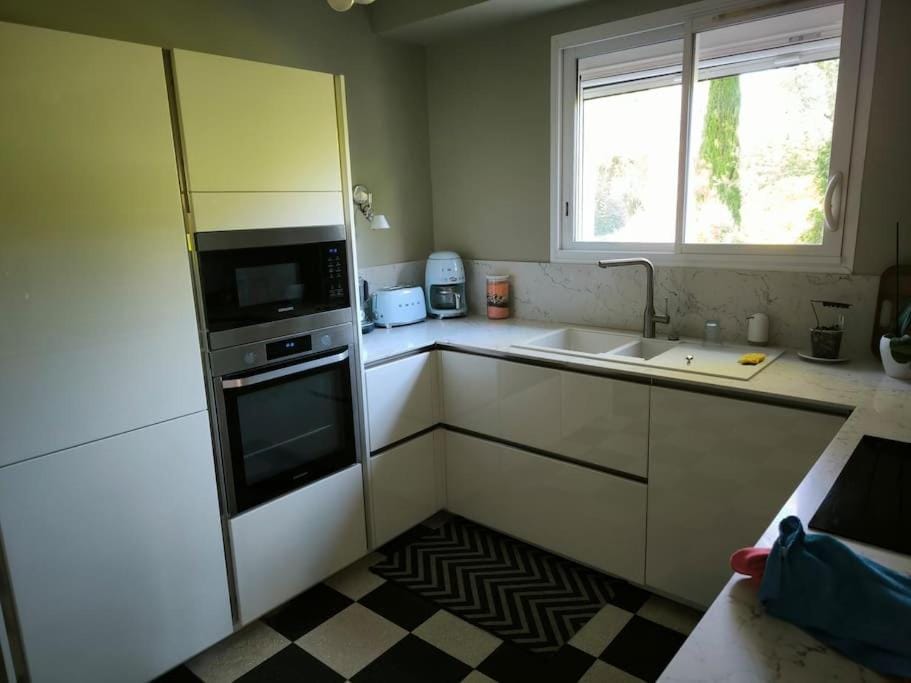 dishwasher, oven, pet friendly, stove, toaster, washing machine