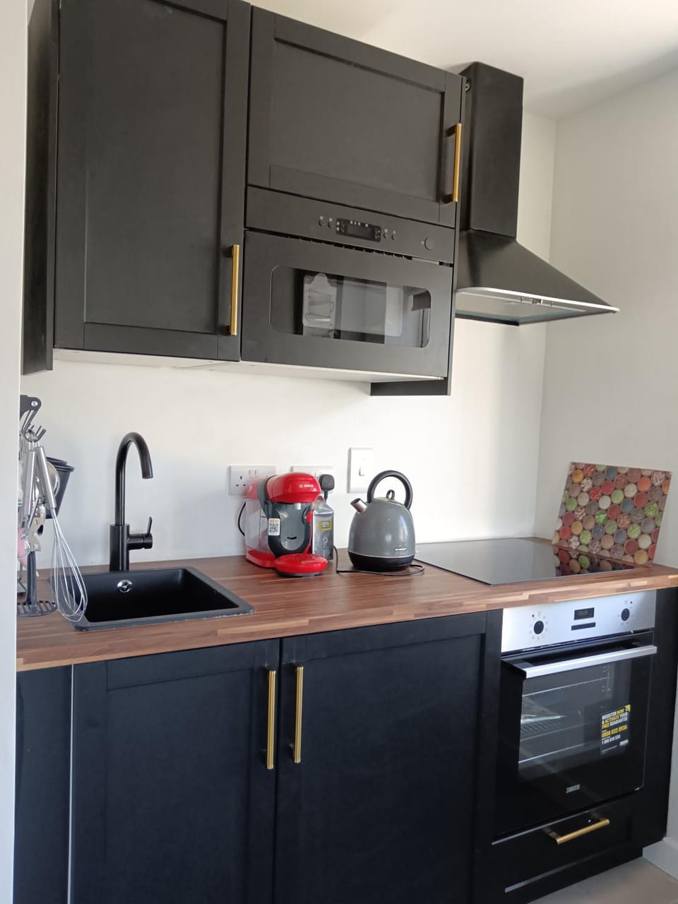 Coffee/tea facilities, Kitchen or kitchenette, stove, toaster