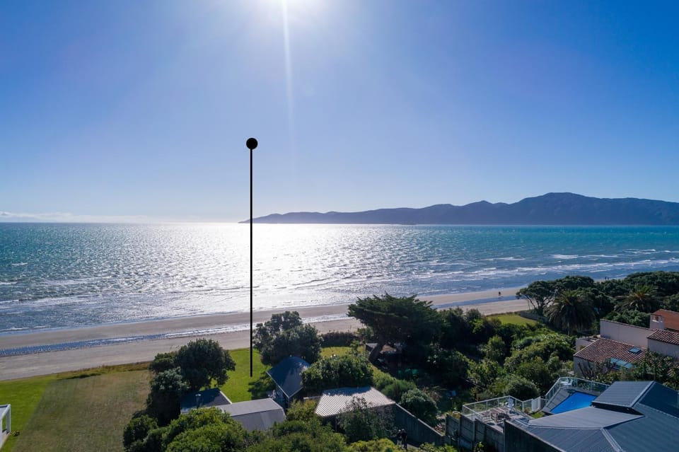 Luxurious Kiwiana Raumati Beachfront Home Villa in Wellington Region