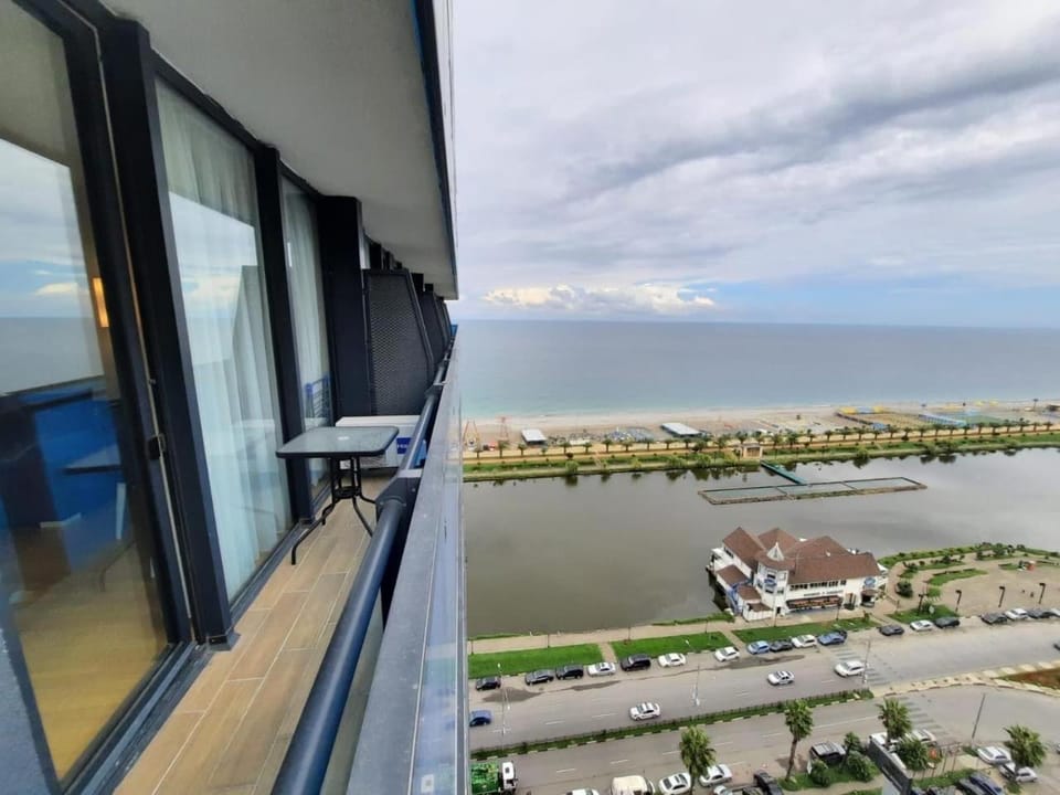 Property building, Natural landscape, Bird's eye view, View (from property/room), Balcony/Terrace, Lake view, Sea view