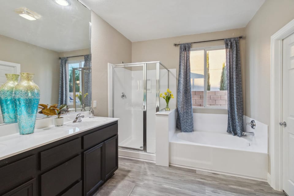 Modern 4BR Oasis, Fireplace, Patio & Spacious Family Room House in Palmdale