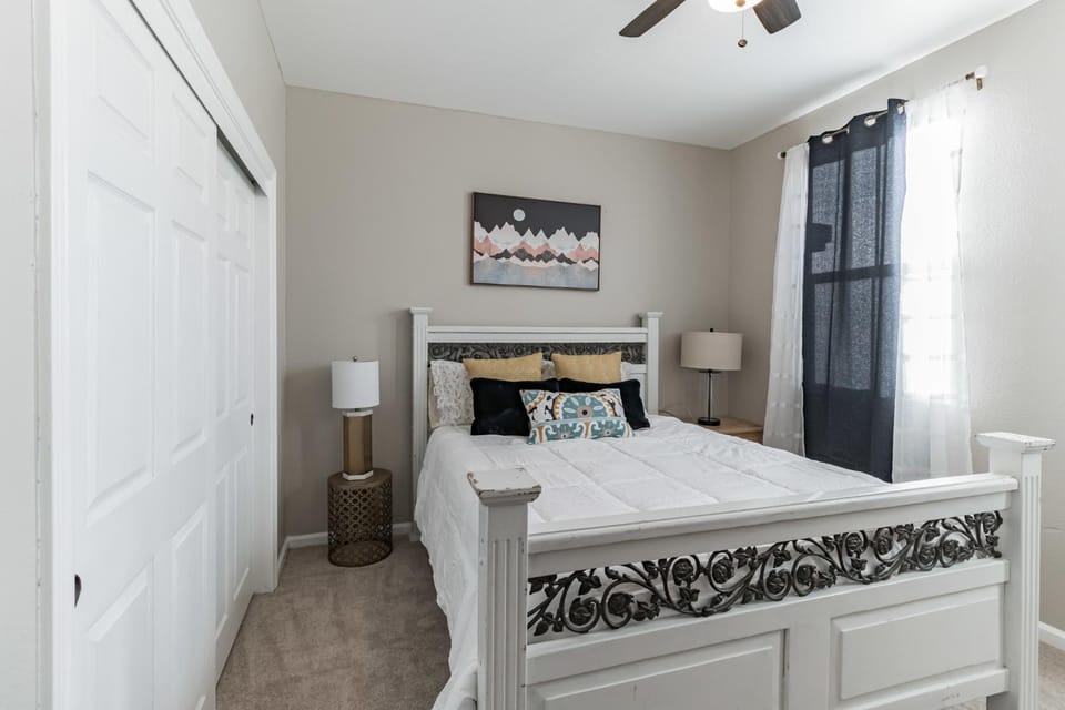 Modern 4BR Oasis, Fireplace, Patio & Spacious Family Room House in Palmdale