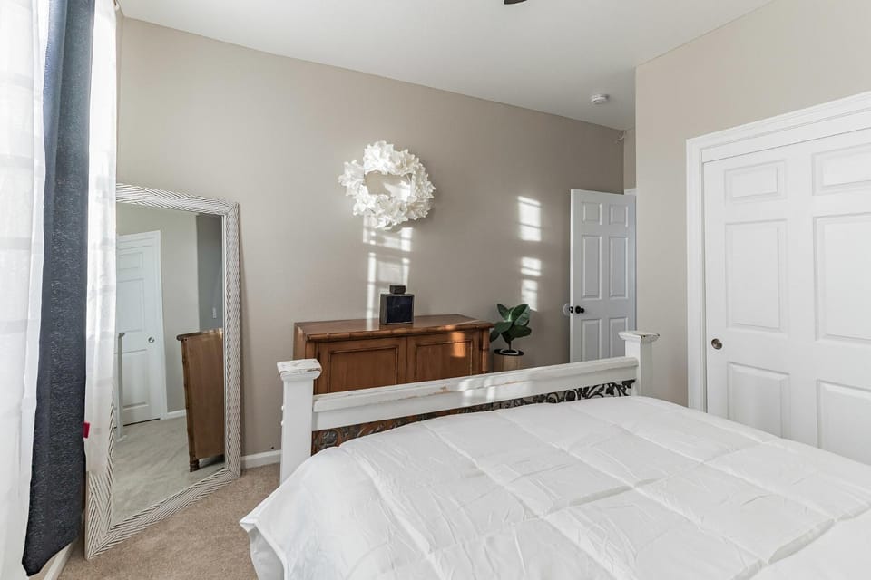 Modern 4BR Oasis, Fireplace, Patio & Spacious Family Room House in Palmdale