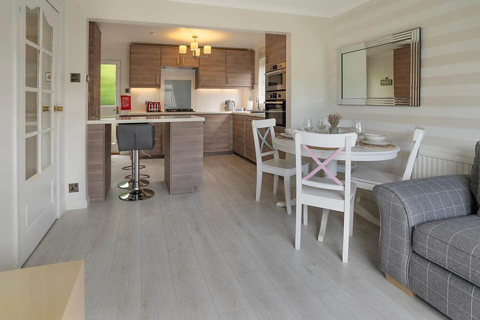 Kitchen or kitchenette, Seating area, Dining area, oven
